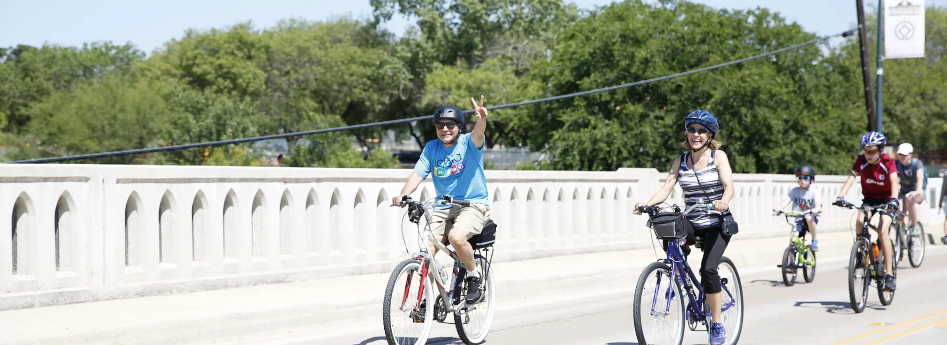 Bicyclist giving a thumbs up at Siclovia 